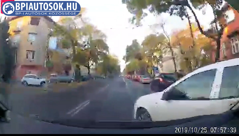 VIDEÓ: Nem figyelt, benézte! Mibe kerül ez egy taxisnak, vagy bárkinek?