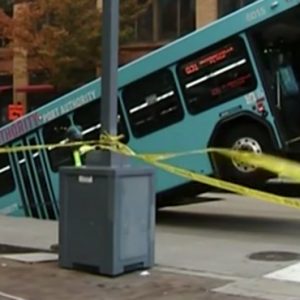 Videó – Akkora részen szakadt be az aszfalt, hogy simán elnyelt egy fél buszt