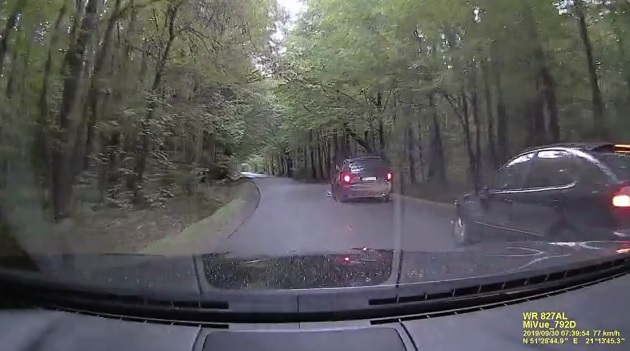 Videó – Üldözőbe vette az autós az ámokfutót, aki menet közben összetörte