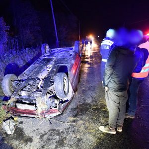 Videó – Berántotta a kézit a sofőr, hogy ne gázolja el a nyulat – Hatalmas borulással végződött a manőver, és ez még nem minden