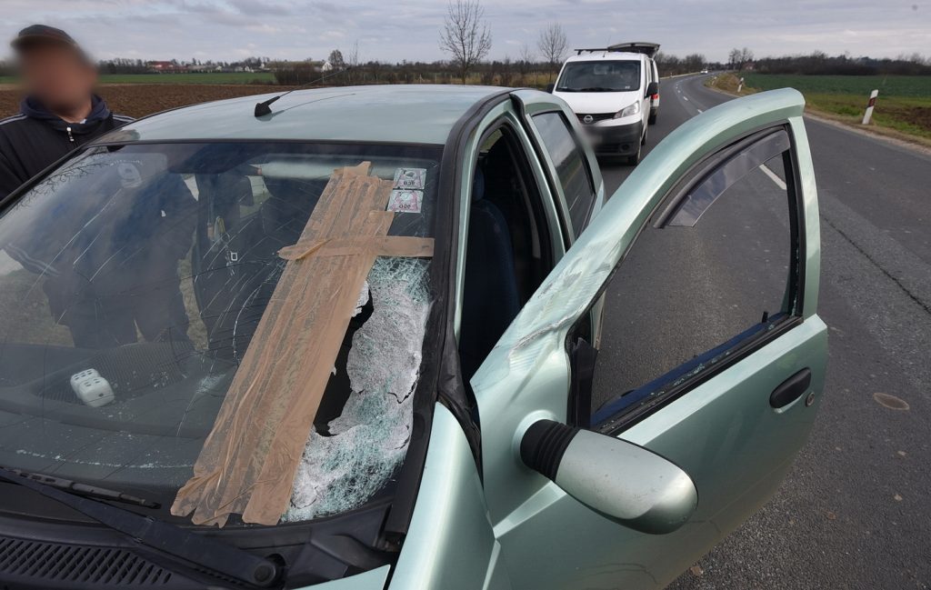 Videó – Egy rosszul rögzített létra csapódott egy autós szélvédőjének – Megsérült a sofőr