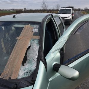 Videó – Egy rosszul rögzített létra csapódott egy autós szélvédőjének – Megsérült a sofőr