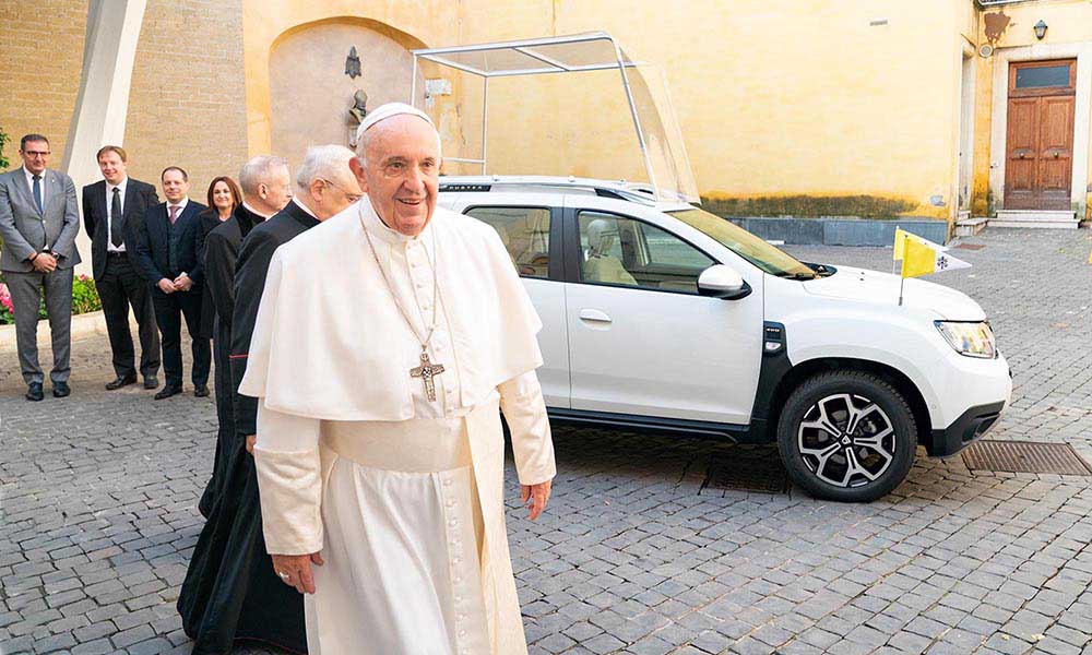 Ferenc pápa Dacia Dustert kapott, és tetszik neki