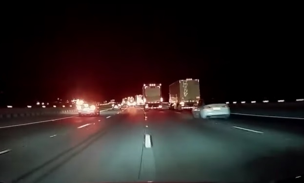VIDEÓ: Megpróbált a két kamion között elférni. Nem sikerült