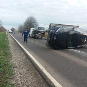 Fotók: Súlyos baleset – Mentő az árokban, tréleres felborulva