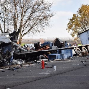 Videó – Megrázó felvételt közölt a rendőrség  a 42-es számú főúton történt tragikus kamionbalesetről