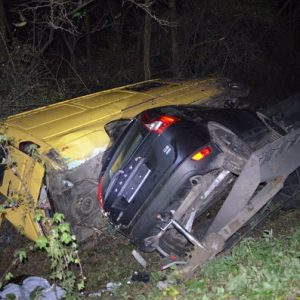 Fotók – Túlsúlyos horrorkaraván ütközött a szembejövővel, majd árokba borult