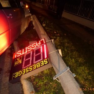 Fotók – Kidöntötte a sebességmérő táblát az ittas nő – a tábla utolsó jelzése: Lassíts! – volt