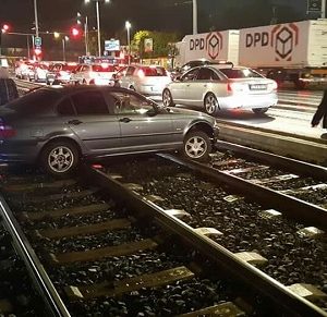 Fotók – Már megint a villamossínen kötött ki egy autós, de hogy kerülnek oda?