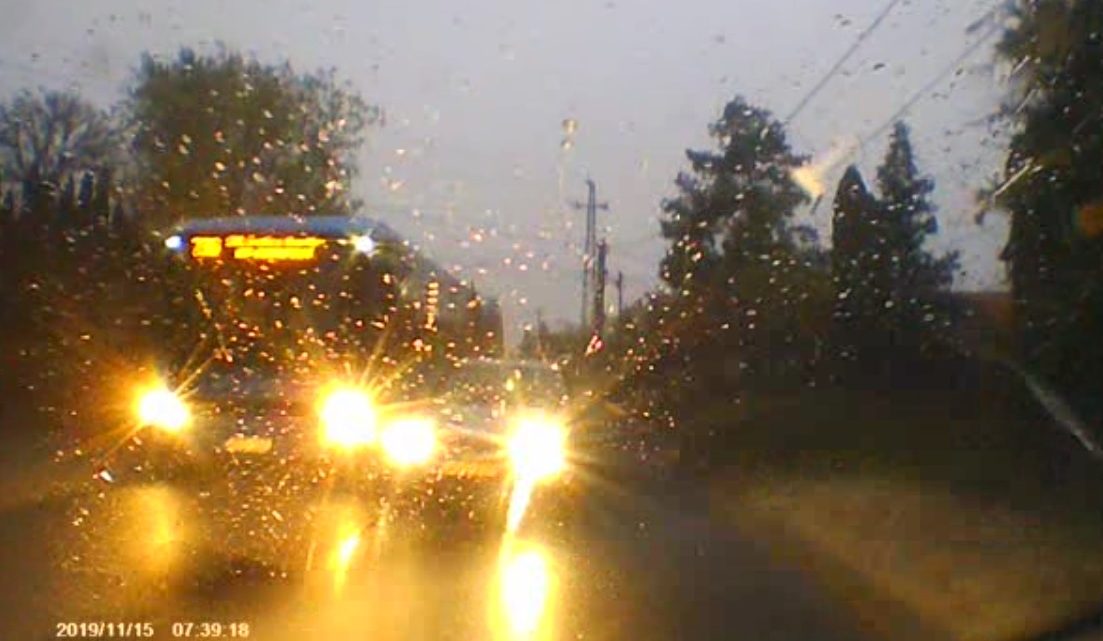 VIDEÓ: Centiken múlott a frontális ütközés Érden. Tudta a dolgát a buszvezető és a kamerázó autós VIDEÓ: Centiken múlott a frontális ütközés Érden. Tudta a dolgát a buszvezető és a kamerázó autós