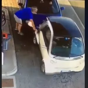 Videó – Oké, kis autó, de azért még látszik…Vagy nem?