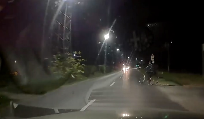 VIDEÓ: Úgy hajtott ki a főútra az idióta biciklis, mint valami öngyilkosjelölt