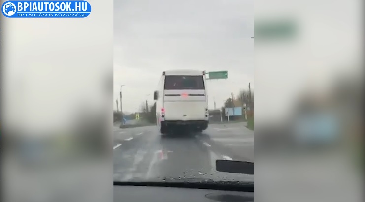 VIDEÓ: Sokkoló műszaki hibával haladt az Egér úton a busz. Voltak bajok…