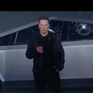 Videó – Lazán betörték a bemutatón a Tesla új törhetetlen üvegét