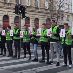 Videó – Lassíts, a kistesóm is idejár! – rendhagyó baleset-megelőzési akciót tartott a Budapesti Rendőr-főkapitányság