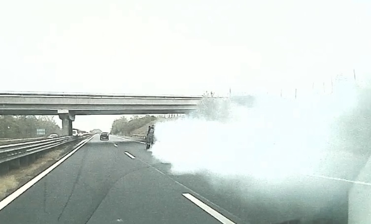 VIDEÓ: Olvasónk egyszerű ködnek hitte. Aztán eléggé ledöbbent az M3-ason