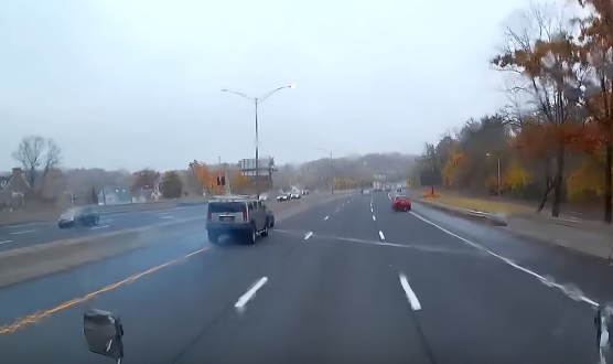 Videó – Mégis kinek van annyi esze, hogy épp egy Hummer előtt büntetőfékez ?