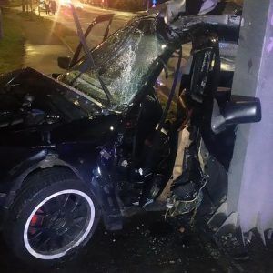 Fotók – Oszlopra csavarodott egy autó éjjel Érden – A sofőr életét már nem tudták megmenteni
