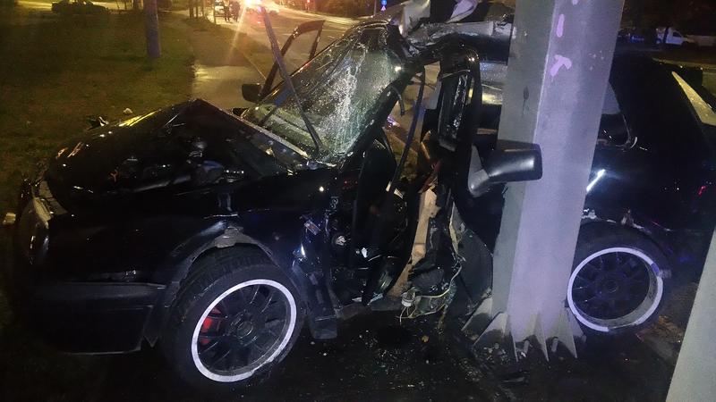 Fotók – Oszlopra csavarodott egy autó éjjel Érden – A sofőr életét már nem tudták megmenteni