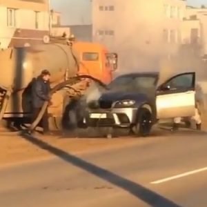 VIDEÓ: Fekáliával oltották a BMW-t