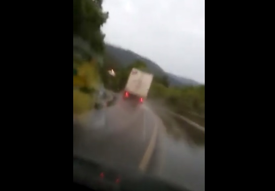 Videó – Elszállt a teherautó fékje a lejtőn, a hős sofőr cselekedetét csodálja mindenki