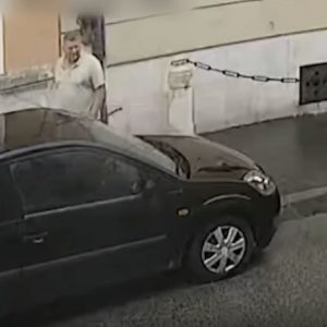 Végigkarcolta az autót a várban. Keresi a rendőrség
