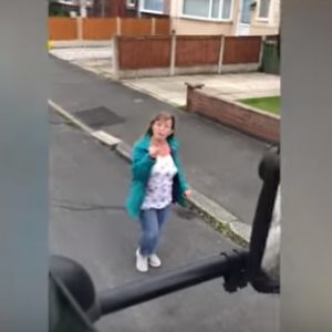 Videó – Kiszállt az autóból az észt osztani, de csúnyán beégette magát a hölgy