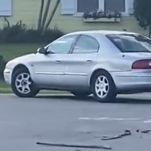 Videó – Beugrott a kutya a nyitott autóba és elvitte azt egy pár próbakörre