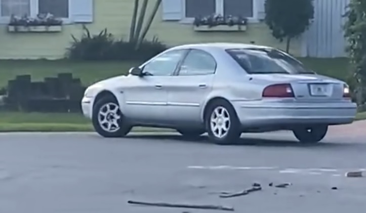Videó – Beugrott a kutya a nyitott autóba és elvitte azt egy pár próbakörre