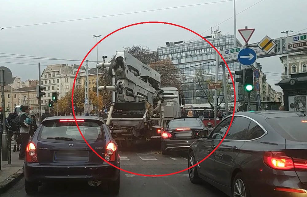 Videón, ahogy végigszántják a Blahán szegény Merci oldalát Videón, ahogy végigszántják a Blahán szegény Merci oldalát