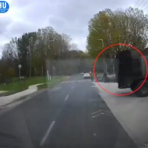 VIDEÓN, ahogy űrsiklóként száll be a faluba a Hondával, majd ronggyá töri azt