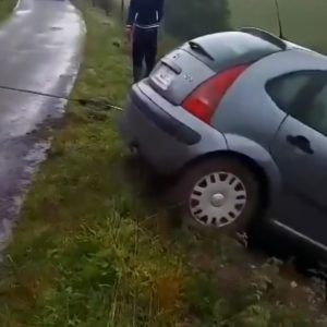 VIDEÓ: Mentették a Citroent. Csúnya vége lett, amin csak röhögni tudott a kamerázó