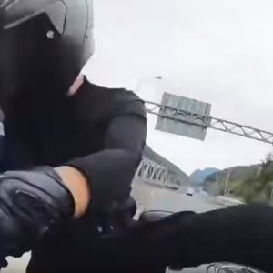 Videó: 180-nal ment motorjával a blogger lány, óriásit esett