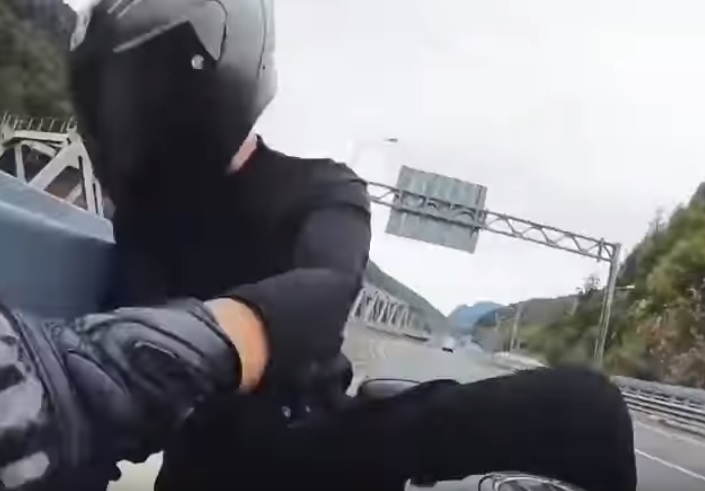 Videó: 180-nal ment motorjával a blogger lány, óriásit esett