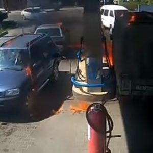 Videó – Az idei Darwin-díj nyertese – Öngyújtóval nézte meg tele van-e a tank