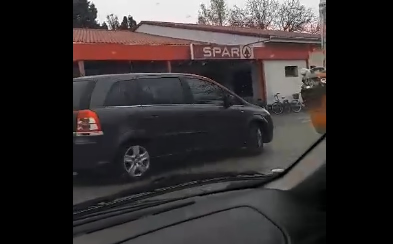 VIDEÓ: Ő is köztünk autózik! Döbbenet, amit a parkolóban művelt…