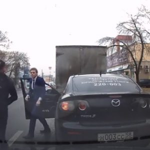 Videó – Összeverekedett két öltönyös sofőr – Az egyikük még filmbe illő pörgőrúgást is nyomott