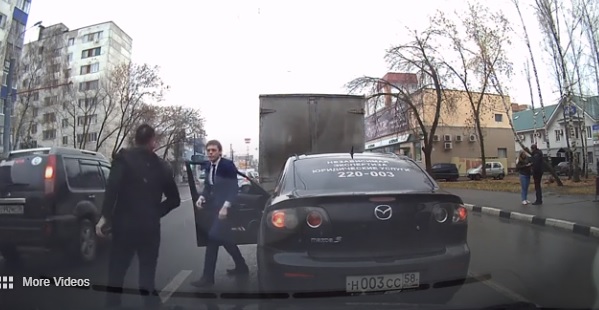 Videó – Összeverekedett két öltönyös sofőr – Az egyikük még filmbe illő pörgőrúgást is nyomott