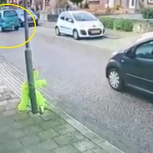 Videó – Parkolni akart a suzukis, de jött a roncsderbi – a gyalogos reakciója óriási