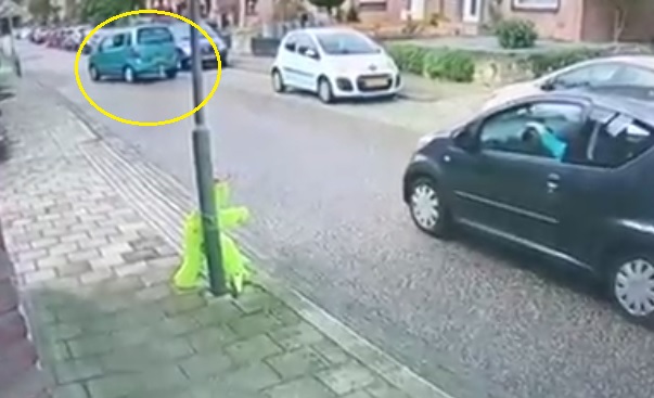 Videó – Parkolni akart a suzukis, de jött a roncsderbi – a gyalogos reakciója óriási