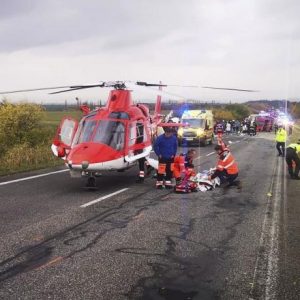 Videó – Buszbaleset Szlovákiában: Tucatnyi ember vesztette életét