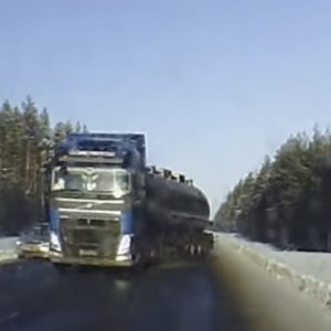 Videó – Elvakította a nap a kamionost, de azért előzni kezdte a sort