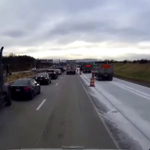 Videó – Amikor egy teherautó nem veszi észre, hogy megáll a sor, na ott lehet baj