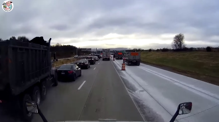 Videó – Amikor egy teherautó nem veszi észre, hogy megáll a sor, na ott lehet baj