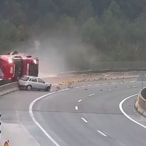 Videó – Hosszú kürtszóval emlékeznek a kamionosok a Szlovéniában elhunyt magyar kamionosra