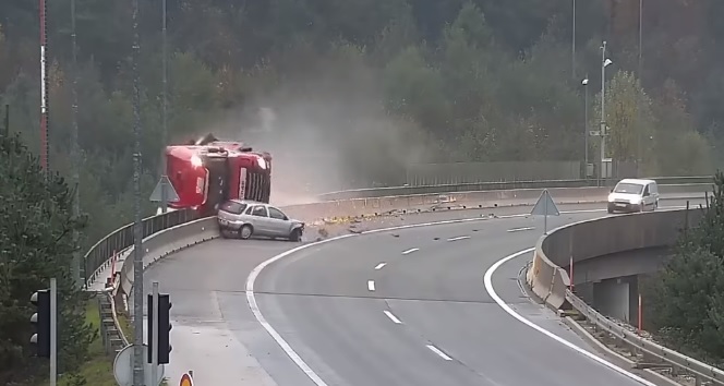 Videó – Elvesztette a sofőr a kisautó felett az uralmat – 20 méter mélyre zuhant miatta egy magyar kamionos