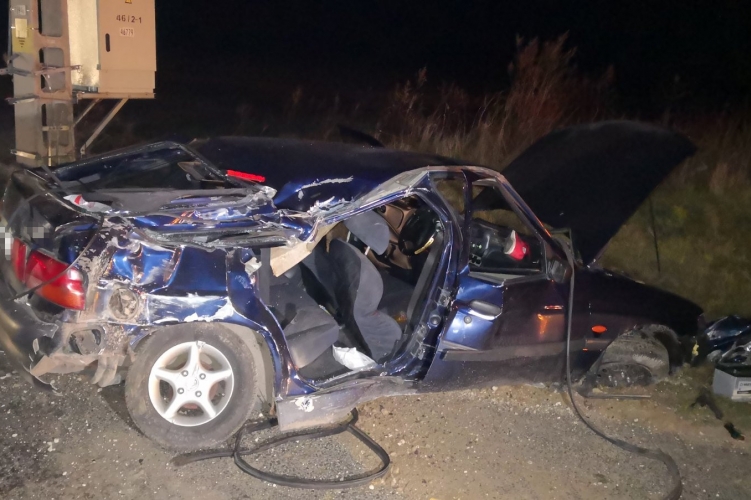 FOTÓK: Árokba hajtott egy 20 éves ittas sofőr Gecsénél, a 23 éves utasa meghalt