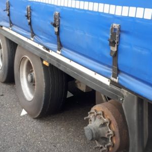 Fotó – Defektet kapott, nem volt nála pótkerék – Eggyel kevesebb kerékkel közlekedett a román kamionos az M7-esen