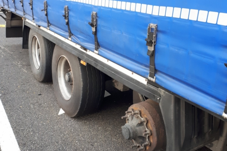 Fotó – Defektet kapott, nem volt nála pótkerék – Eggyel kevesebb kerékkel közlekedett a román kamionos az M7-esen
