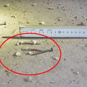 Több helyen is szegeket és csavarokat szórt ki egy férfi. Elkapták!
